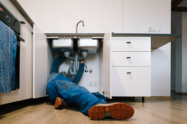 Professional Plumbing technician working in Ozona, TX